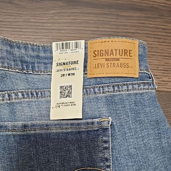 Signature by Levi Strauss Women's Classic Blue Jean Shorts - Picture 2 of 4